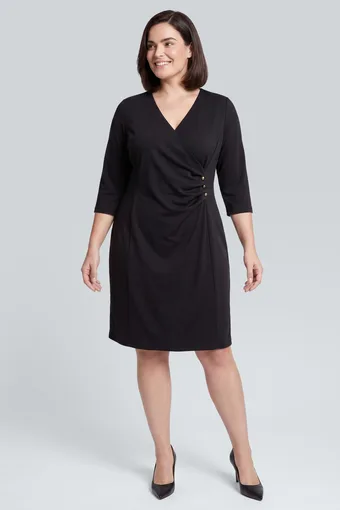 Черна рокля с оформящи волани